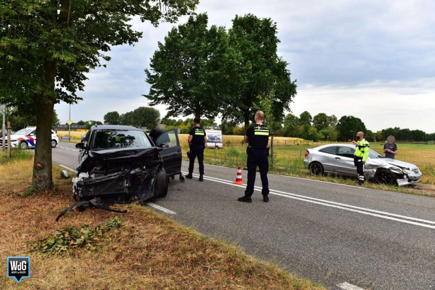 Twee auto's botsen op de Leveroyseweg in Heythuysen