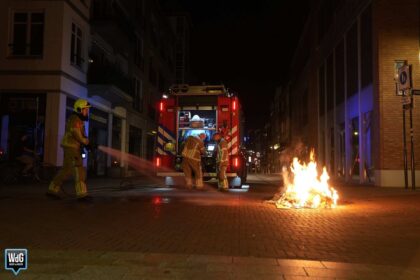 Kartonnen doos vat vlam in Stationsstraat