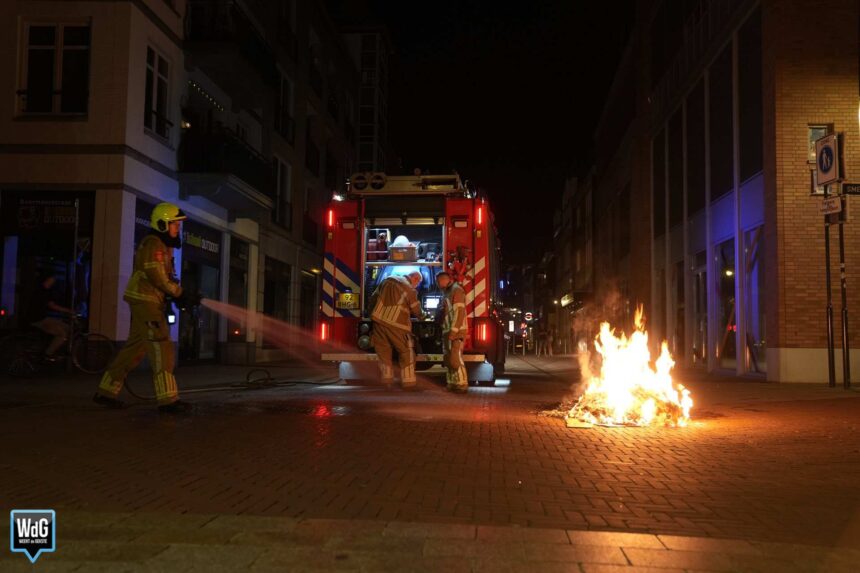 Kartonnen doos vat vlam in Stationsstraat