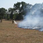 Brand op grasveld in Ell trekt richting bomenrij, strobalen en loods