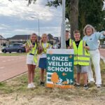 Wethouder Ilona Mathijsen plaatst samen met leerlingen van Kindcentrum Heijer in Ittervoort een campagnebord. Foto via Gemeente Leudal