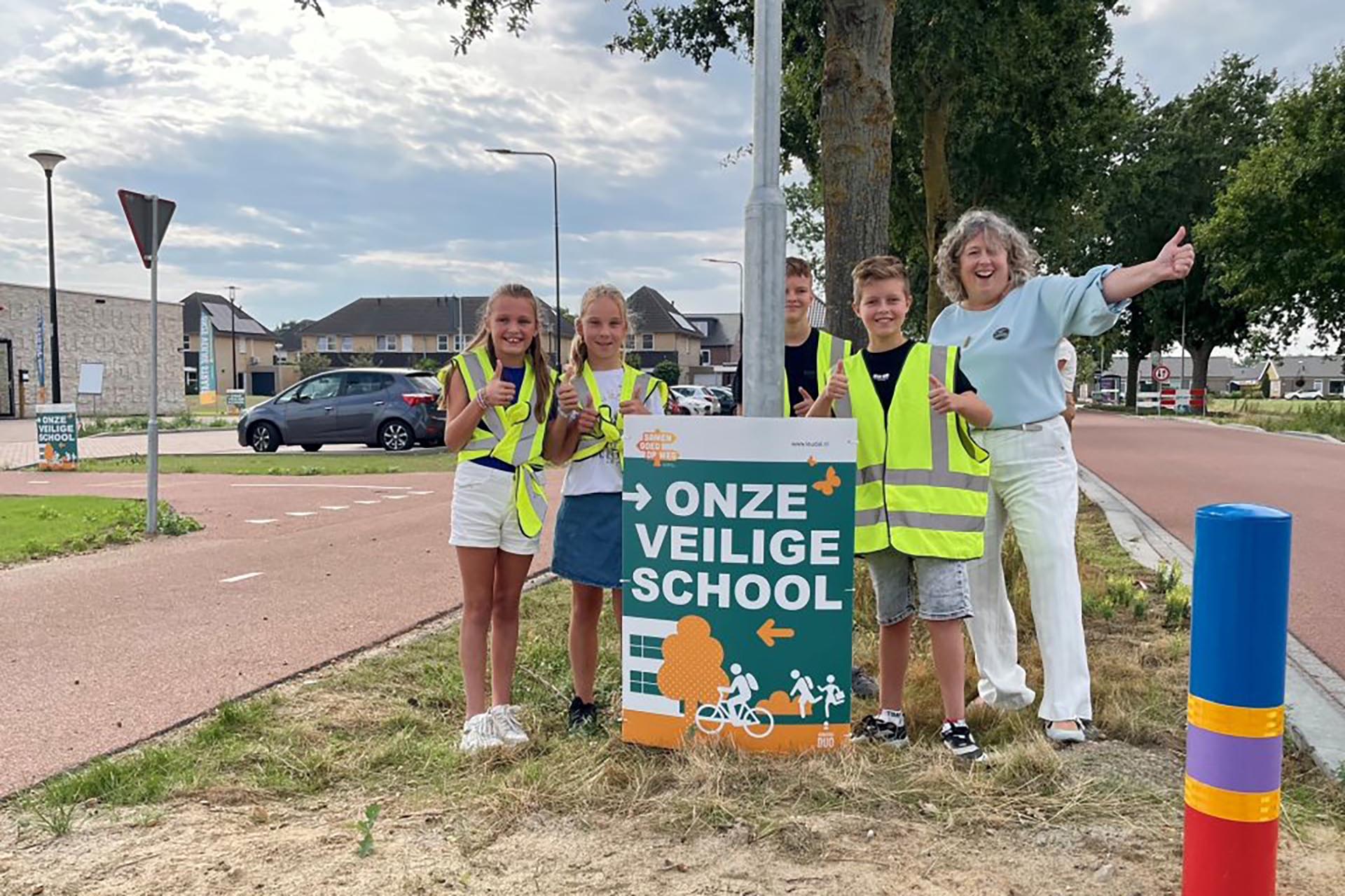 Wethouder Ilona Mathijsen plaatst samen met leerlingen van Kindcentrum Heijer in Ittervoort een campagnebord. Foto via Gemeente Leudal