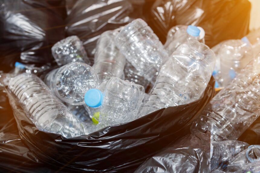 KVW Stramproy haalt statiegeldflessen en -blikjes op. Foto via DepositPhotos