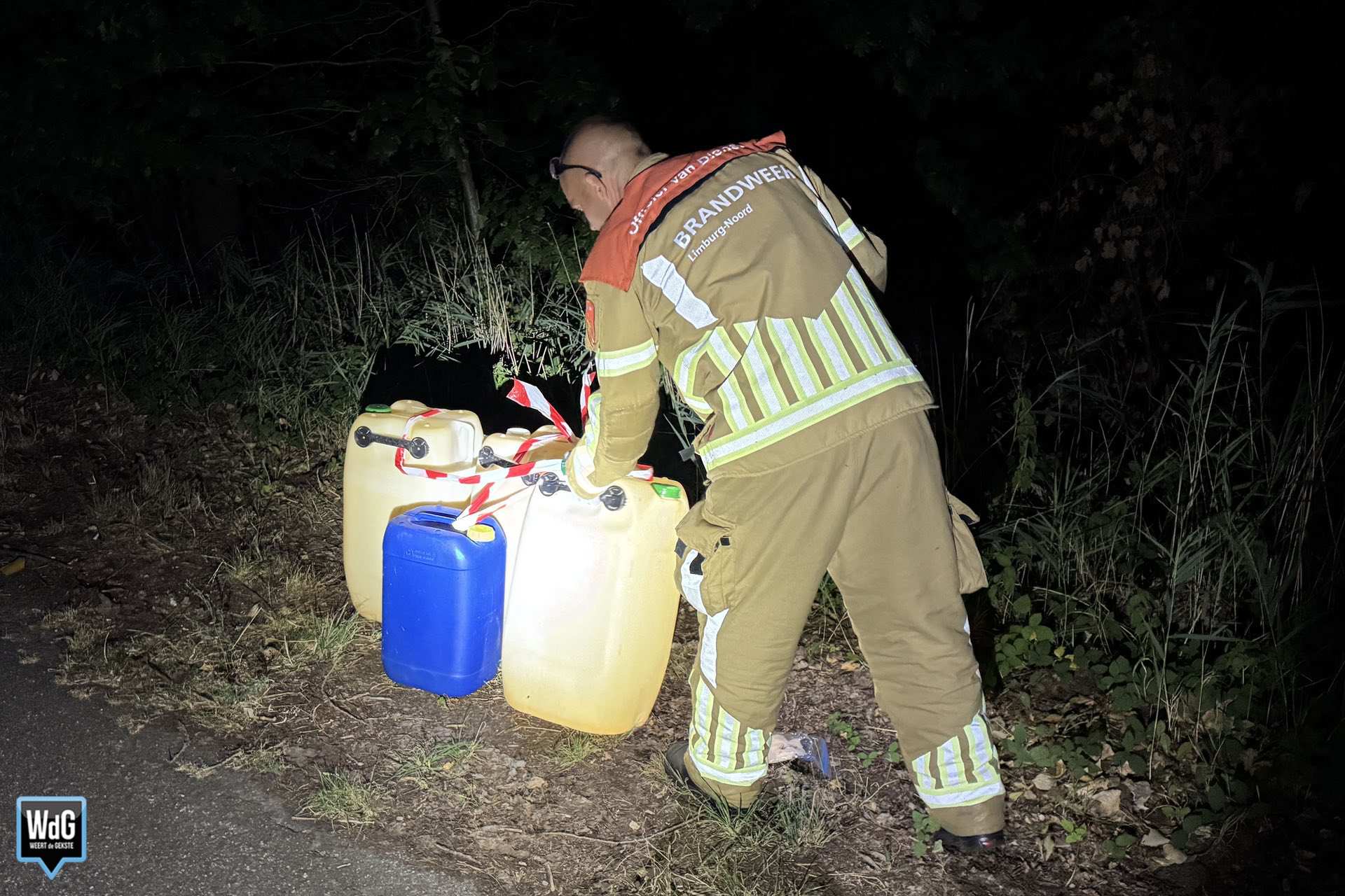 Jerrycans aangetroffen langs Lozerweg in Weert