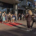 Een groep kinderen van KVW Stramproy op de rode loper van het Munttheater voor de afsluiting van de kindervakantieweek.