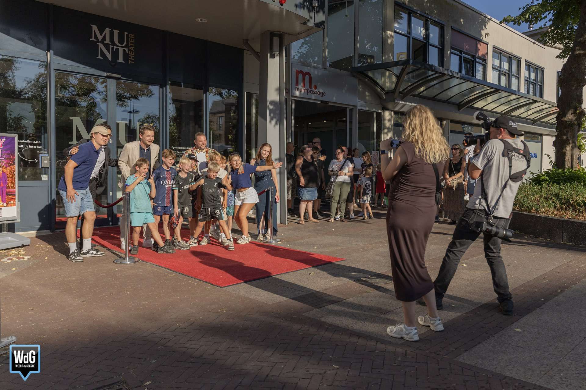 Een groep kinderen van KVW Stramproy op de rode loper van het Munttheater voor de afsluiting van de kindervakantieweek.