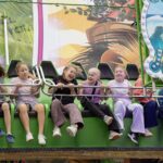 Bezoekers genieten van de attracties na de officiële opening van de kermis in Budel