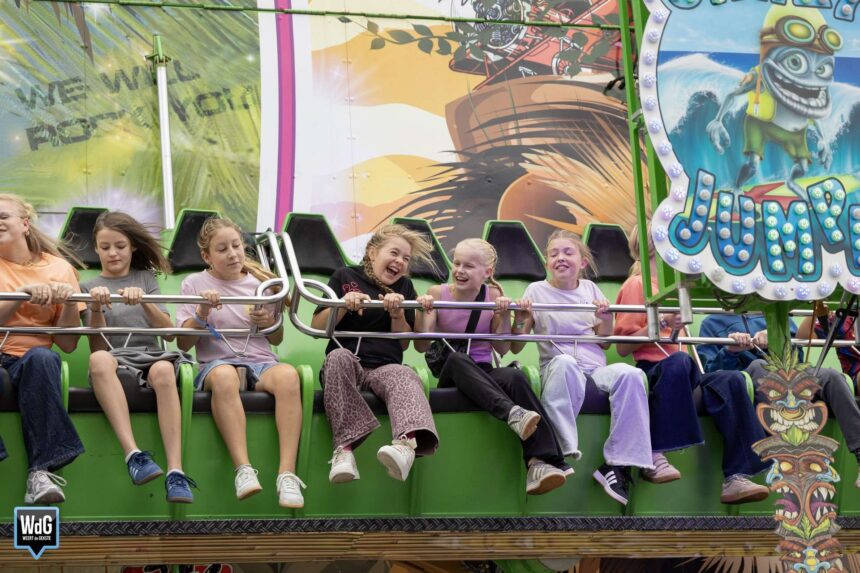 Bezoekers genieten van de attracties na de officiële opening van de kermis in Budel