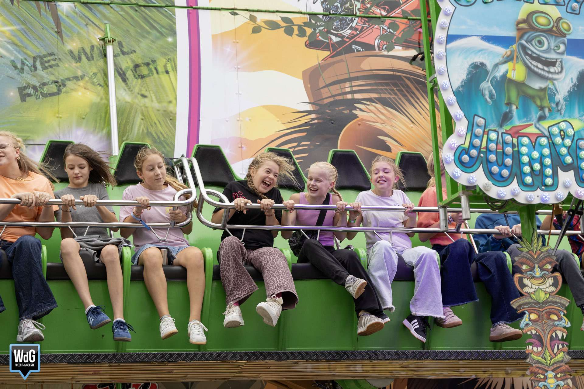 Bezoekers genieten van de attracties na de officiële opening van de kermis in Budel
