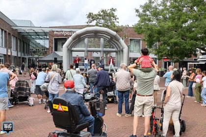 Springen en muziek tijdens koopzondag in Weerter binnenstad