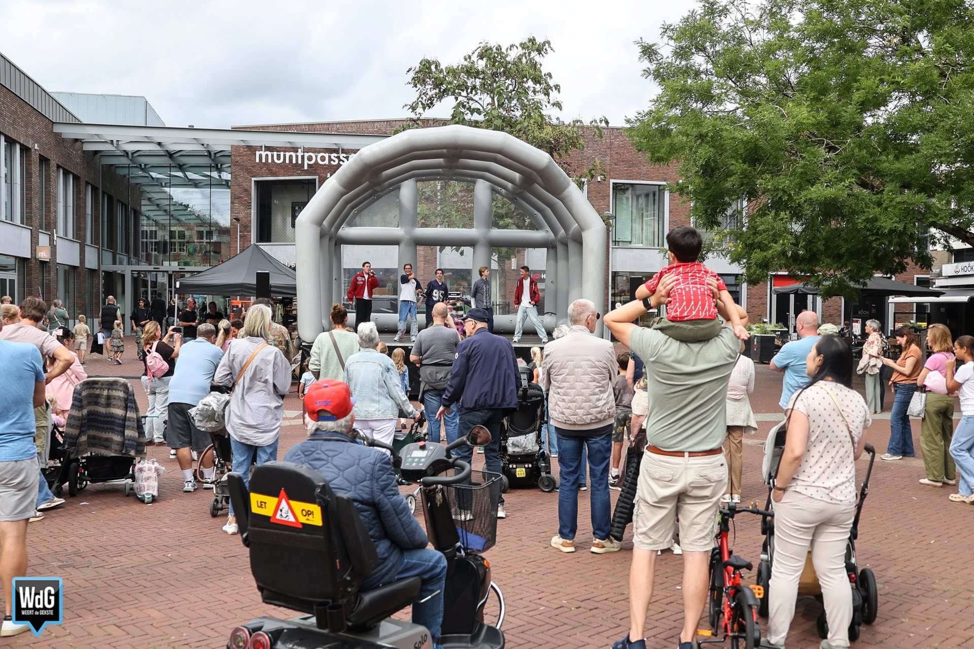 Springen en muziek tijdens koopzondag in Weerter binnenstad