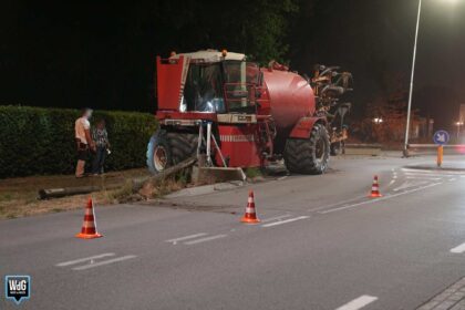 Landbouwvoertuig botst tegen komremmer in Stramproy
