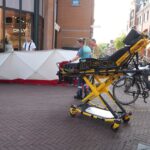 Fietser blijft haken aan metalen bevestigingspunt in muur
