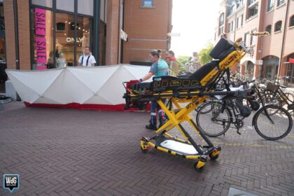Fietser blijft haken aan metalen bevestigingspunt in muur