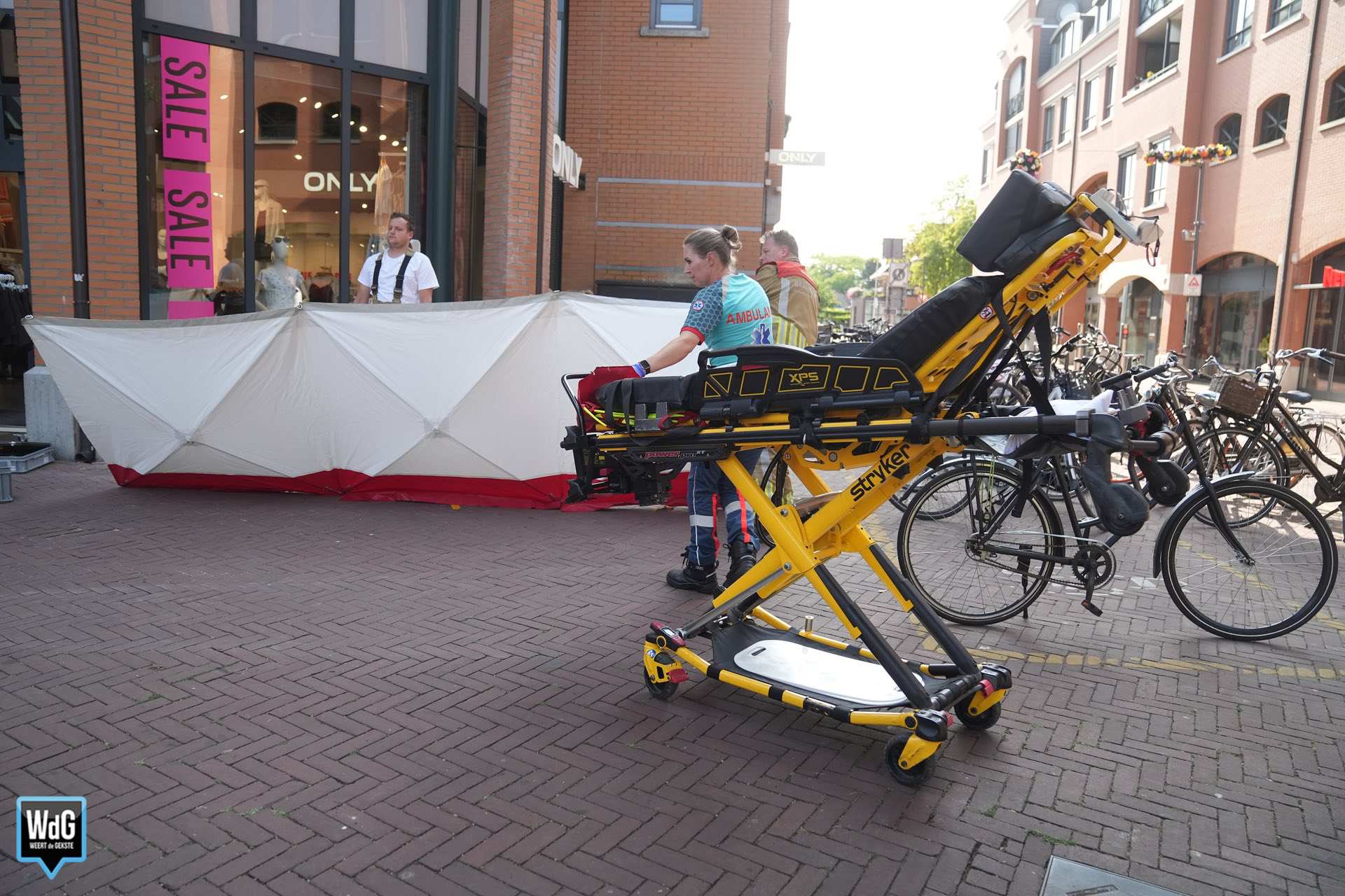 Fietser blijft haken aan metalen bevestigingspunt in muur