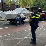 Aanhanger met motorboot strandt op de Wilhelminasingel