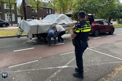 Aanhanger met motorboot strandt op de Wilhelminasingel