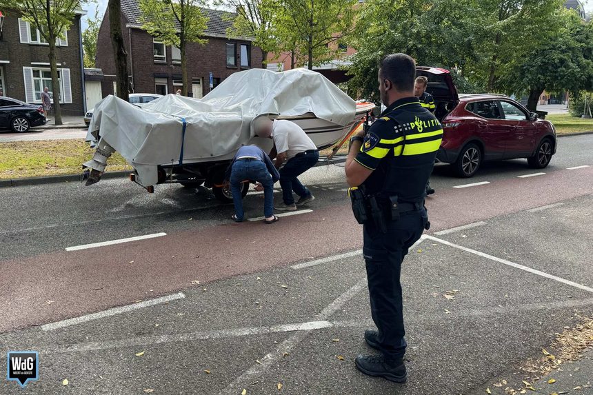 Aanhanger met motorboot strandt op de Wilhelminasingel