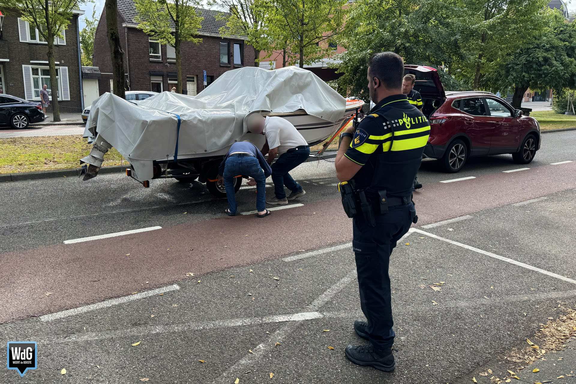 Aanhanger met motorboot strandt op de Wilhelminasingel