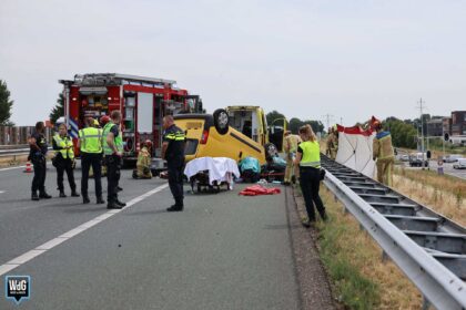 Bestelauto slaat over de kop op A2 bij Weert