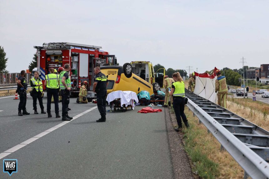 Bestelauto slaat over de kop op A2 bij Weert