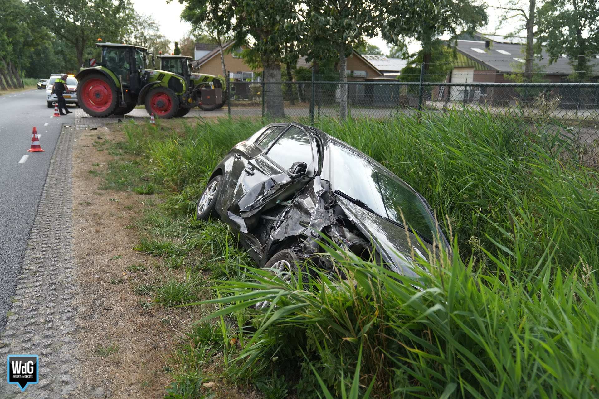 Auto belandt in sloot na botsing met tractor in Maarheeze