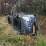 Auto belandt op zijkant in greppel langs Maaseikerweg
