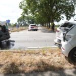 Pakketbus botst achterop auto op N280 bij Baexem