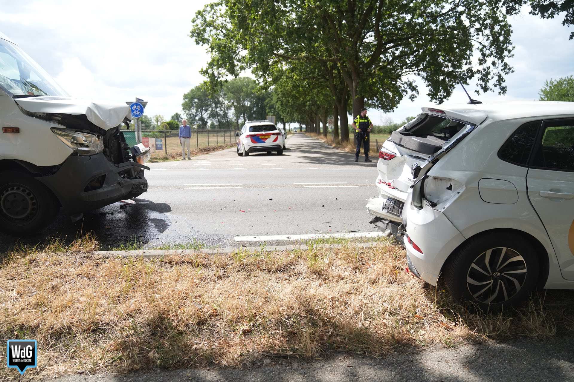 Pakketbus botst achterop auto op N280 bij Baexem