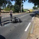 Motorrijder botst achterop auto met drie kinderen op N280 in Baexem