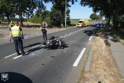 Motorrijder botst achterop auto met drie kinderen op N280 in Baexem