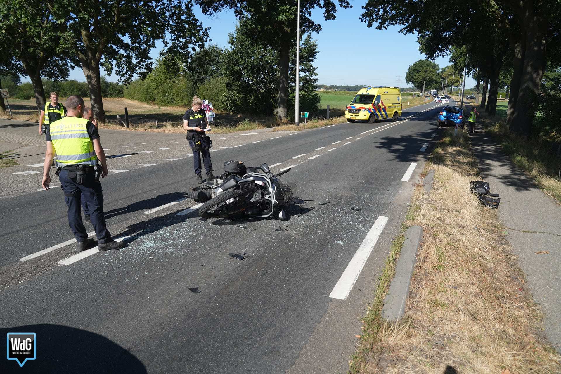 Motorrijder botst achterop auto met drie kinderen op N280 in Baexem