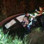 Auto met man en hond belandt in sloot