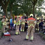 Bestuurder zwaargewond na botsing tegen boom in Meijel