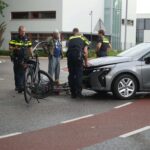 Auto botst met fietsster op Schoutlaan