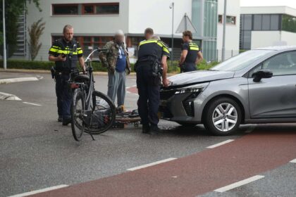 Auto botst met fietsster op Schoutlaan