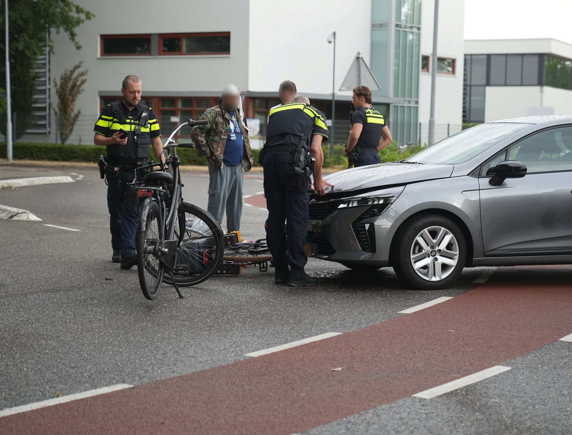 Auto botst met fietsster op Schoutlaan