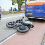 Op de Voorburcht in Weert is een fatbike tegen een stilstaande buurtbus gebotst.