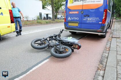 Op de Voorburcht in Weert is een fatbike tegen een stilstaande buurtbus gebotst.