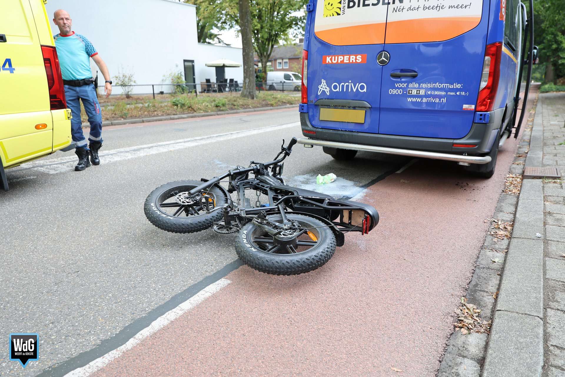 Op de Voorburcht in Weert is een fatbike tegen een stilstaande buurtbus gebotst.