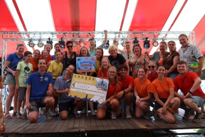 Team De Wearse Moele overhandigt de Wieërter Kwis cheque aan Stichting Kivakemo. Foto van doors-photography.com