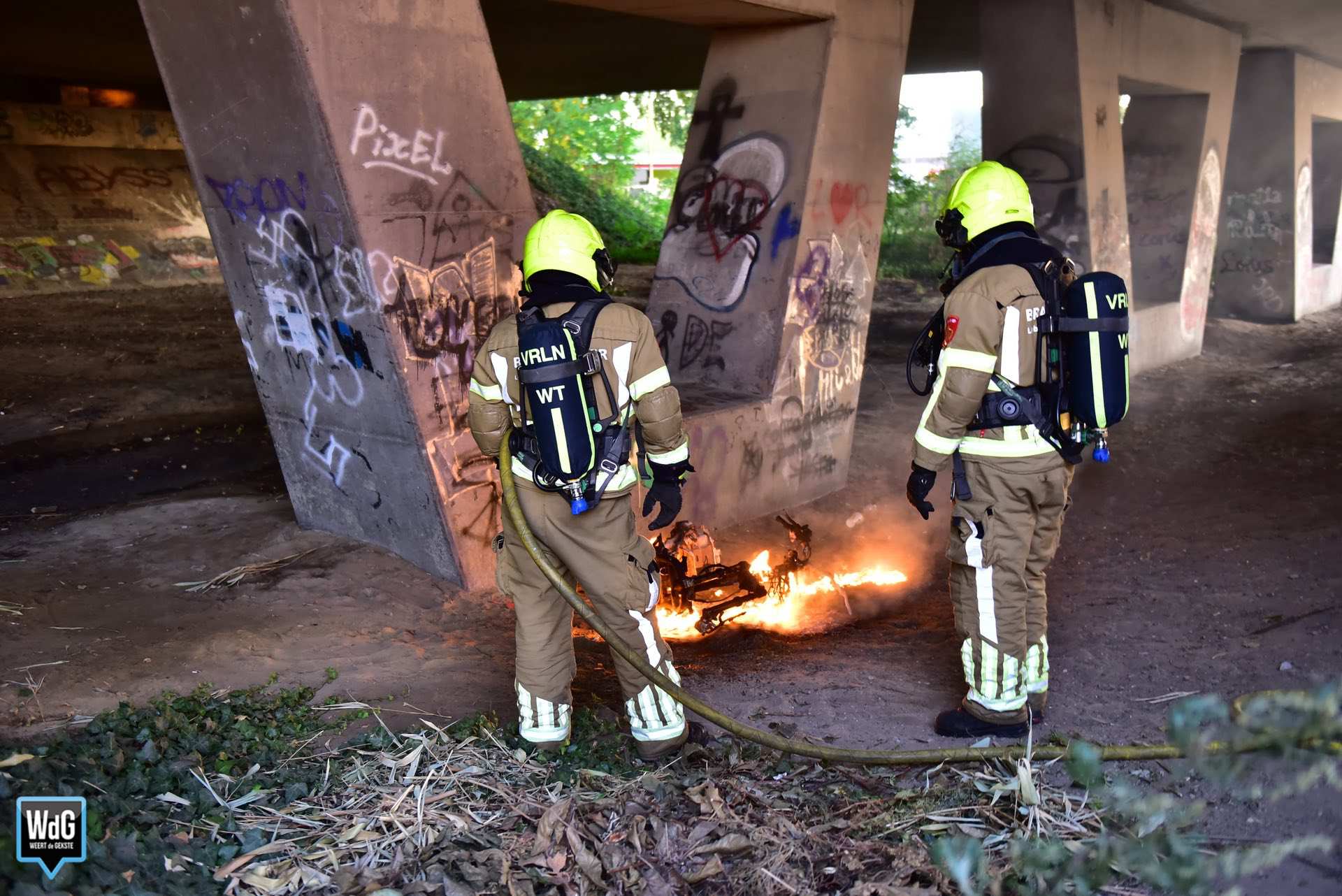 Gestripte scooter in brand onder viaduct Randweg-Oost
