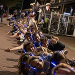 Honderden koptelefoons kleuren Oelemarkt blauw tijdens Music Bingo