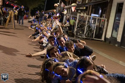Honderden koptelefoons kleuren Oelemarkt blauw tijdens Music Bingo