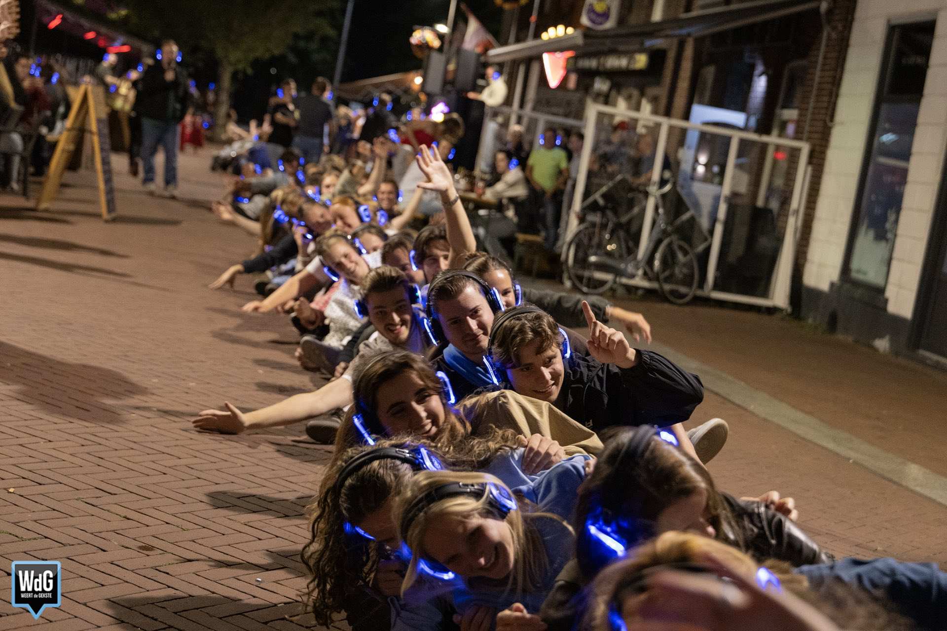 Honderden koptelefoons kleuren Oelemarkt blauw tijdens Music Bingo