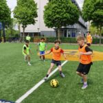 Kinderen sporten in het Cruyff Court in Weert. Foto van Theo van de Winkel