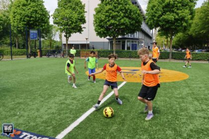 Kinderen sporten in het Cruyff Court in Weert. Foto van Theo van de Winkel