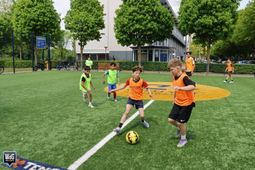 Kinderen sporten in het Cruyff Court in Weert. Foto van Theo van de Winkel