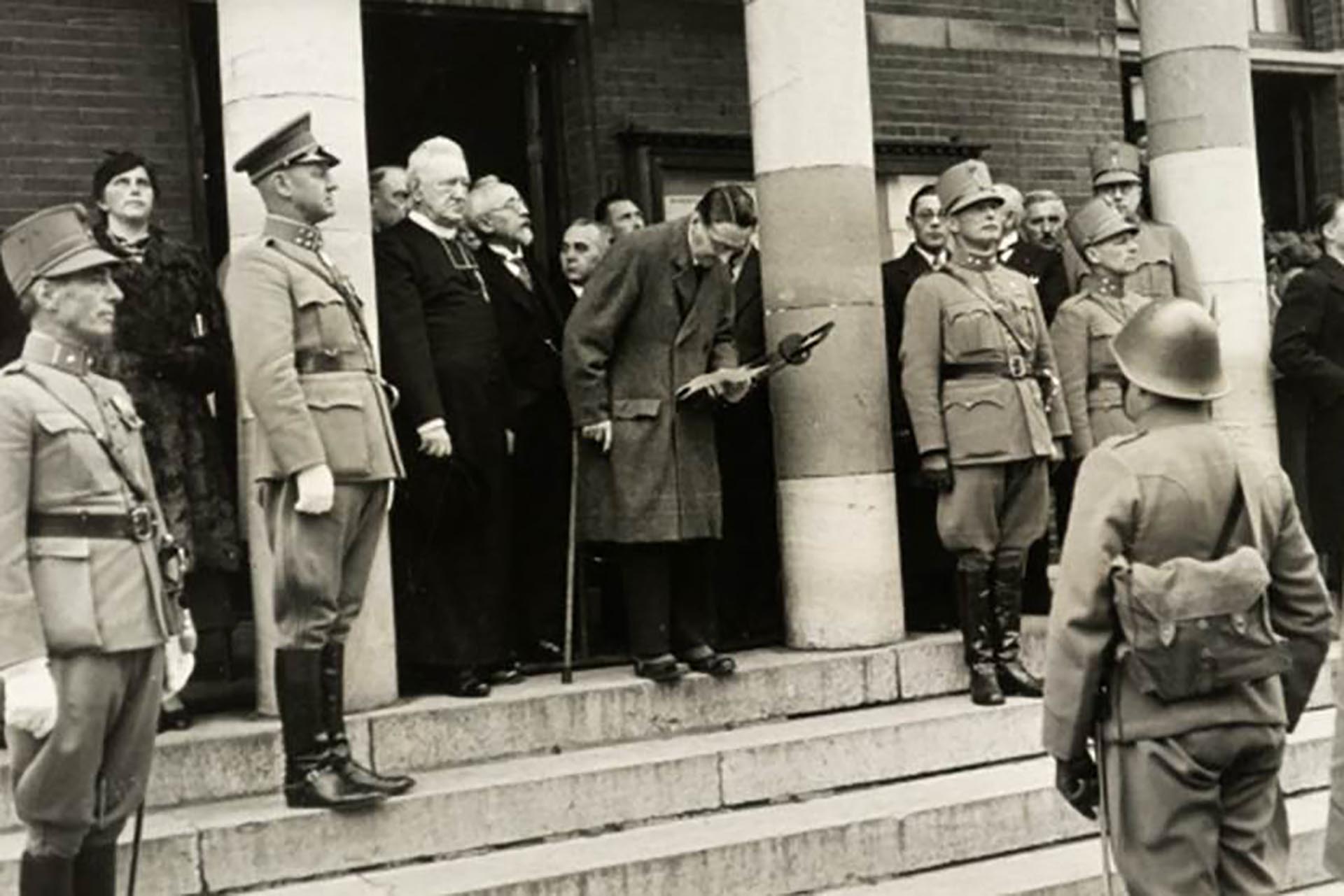 Burgemeester Kolkman begroet op 29 maart 1938 de militairen, waardoor Weert garnizoensstad wordt. Foto via De Aldenborgh