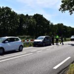 Op de Venloseweg in Ospel zijn meerdere auto's en busjes op elkaar gebotst.
